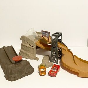 Disney Pixar Cars 3 Midnight Jump Track Set Lightning McQueen Tow Mater Playset